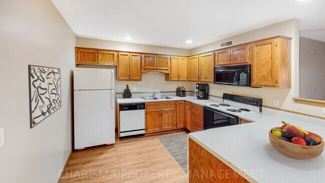 Building Photo - 2, BD IN BRANDON, JUST MINUTES FROM SF. CE...
