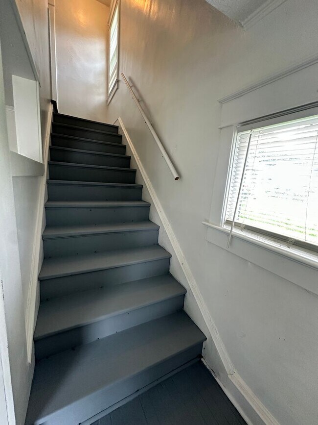 Building Photo - This is a 2 bedroom 1 bath single family h...