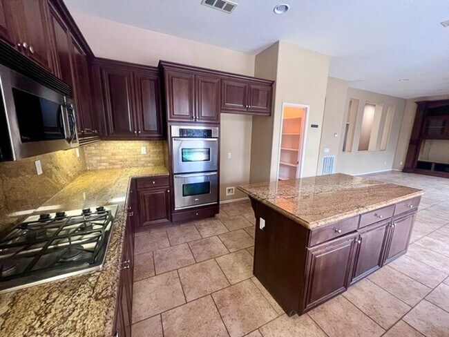 Building Photo - 5 bedroom Winchester home with a 3 car garage for LEASE!