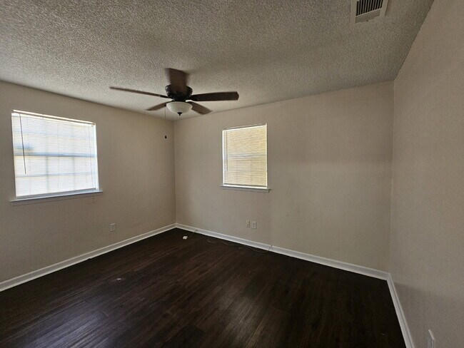 Building Photo - "$500 OFF FIRST MONTHS RENT!!  Charming 3-Bedroom Oasis with 2 Full Baths in Pensacola's Scotland...