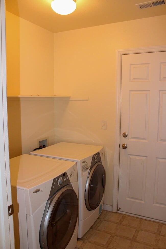 Building Photo - 3 Bedroom, 2 Bath With Appliances