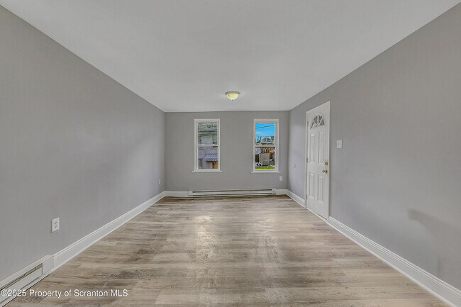 Building Photo - 916 W Linden St