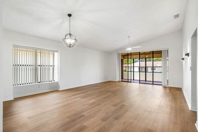 Building Photo - 4932 Boxwood Cir