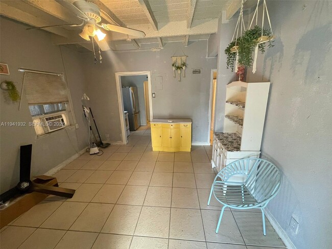 Building Photo - 1645 Lauderdale Manor Dr