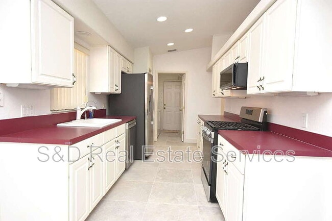 Building Photo - 2235 Silver Re Dr