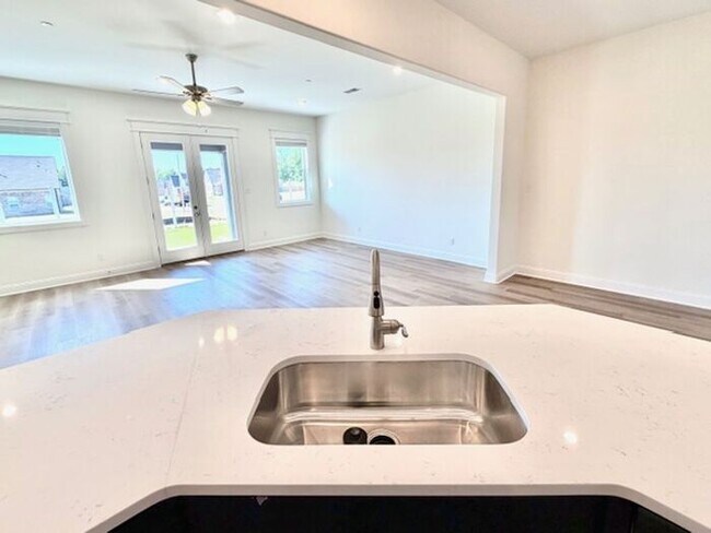 Building Photo - OPEN HOUSE! Now Leasing! 3-Bedroom 2.5 Bath Townhome in Olive Branch- Minutes from Methodist Hosp...