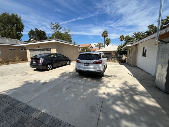 Building Photo - 809 S Knott Ave