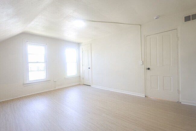 Building Photo - 3 bedroom 2 bathroom single family home | section 8 and EDEN welcomed