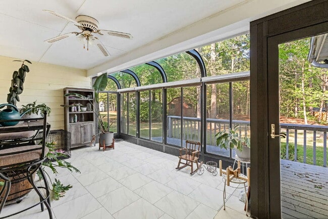 Building Photo - Charming 3-Bedroom Retreat with 2 Full Bat...