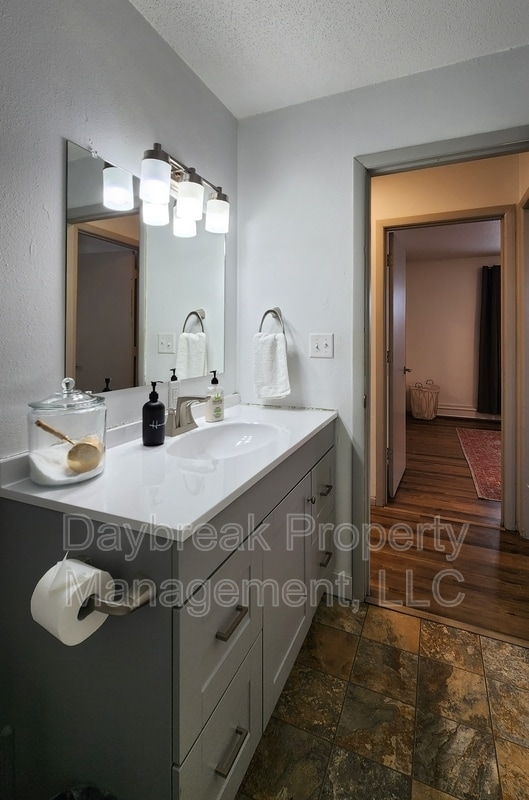 Building Photo - 525 7th Ave E