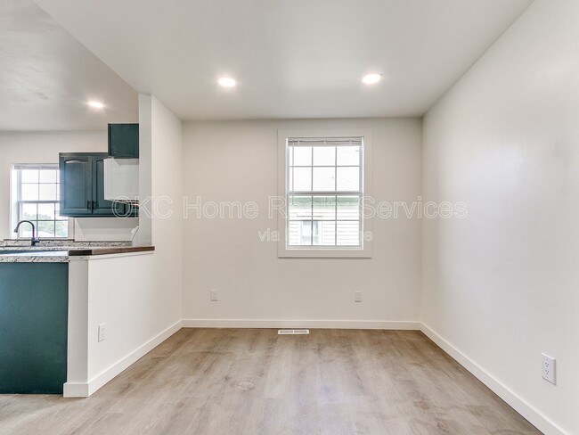 Building Photo - 1812 W Noble Ave