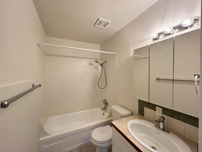 Interior Photo - Washington Oaks