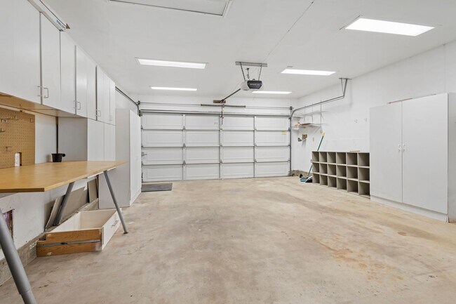 Building Photo - 3 Bedroom 2 Bathroom home available DECEMB...