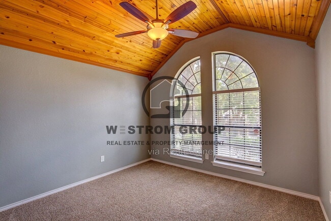 Building Photo - 3914 Meadow Dr