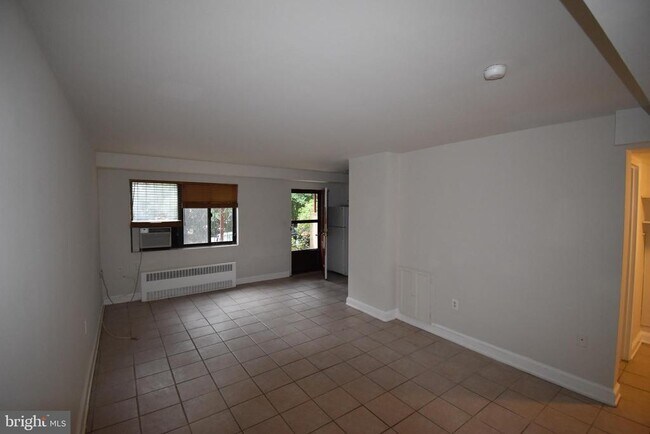 Building Photo - 1565 N Colonial Terrace