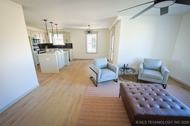 Building Photo - 108 W 2nd St