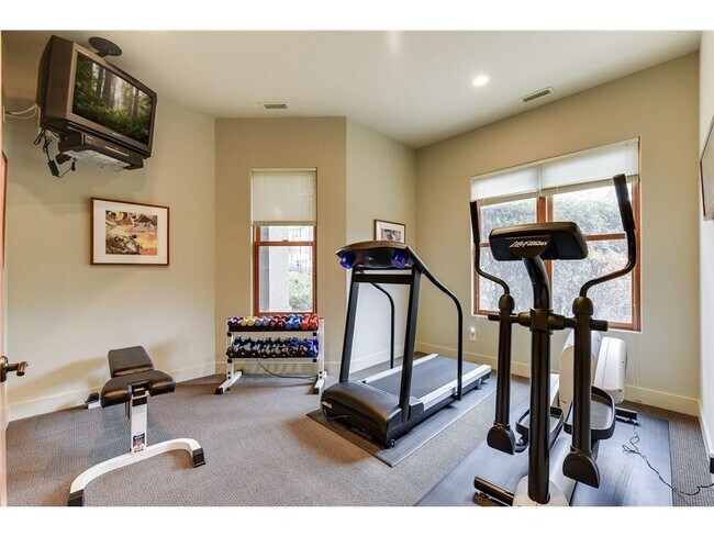 Building Photo - 745 Rice St E