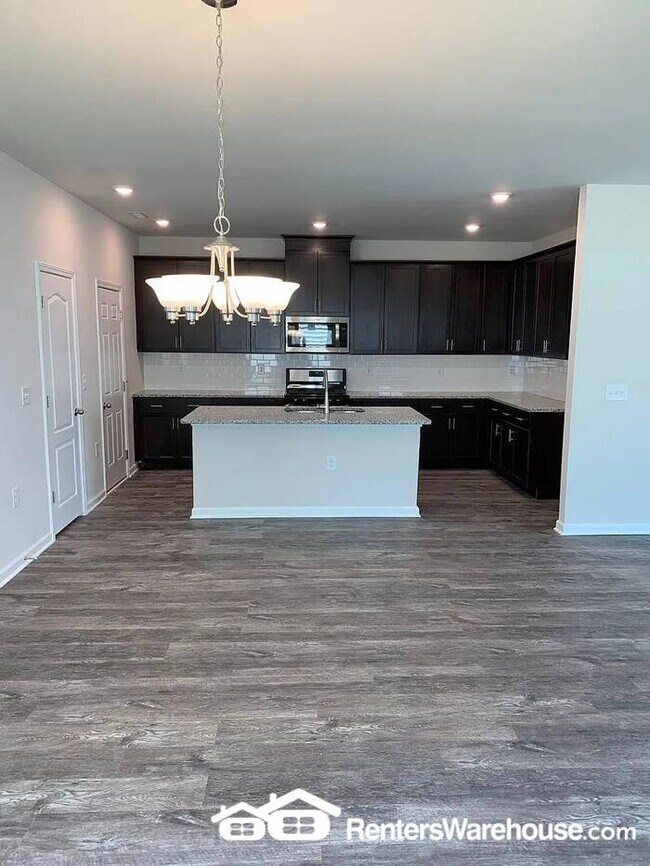 Building Photo - Spacious 4-bedroom home with large loft! A...