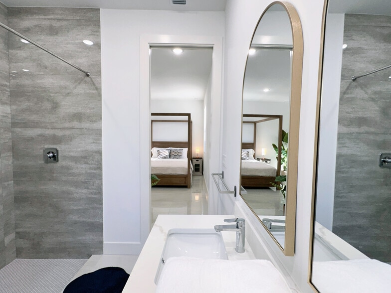 Bathroom to bedroom - 4730 Marguerita Dr