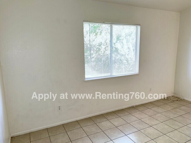 Building Photo - Spacious 2 Bed 1 Bath Home With Indoor Lau...
