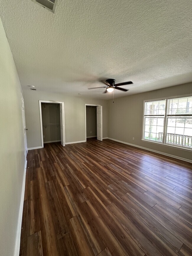 Building Photo - 605 Honeysuckle Ln