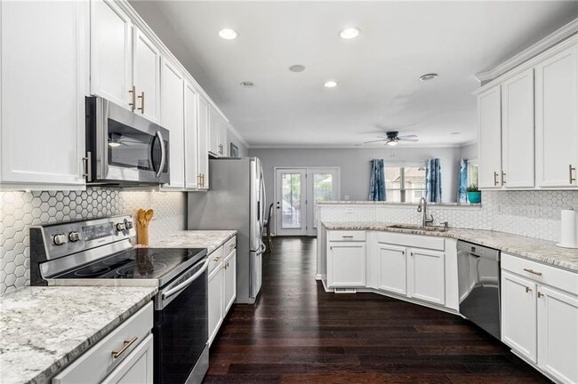 Building Photo - 5227 Whiteoak Ave