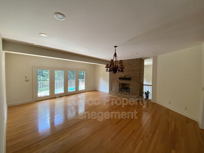 Building Photo - 11225 N Club Dr