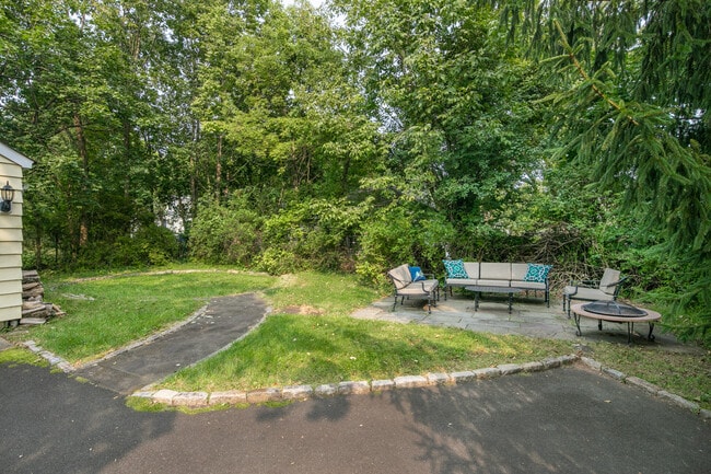 Building Photo - 10 Valley View Ave