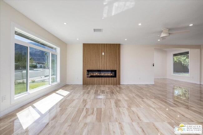 Building Photo - 372 E Molino Rd