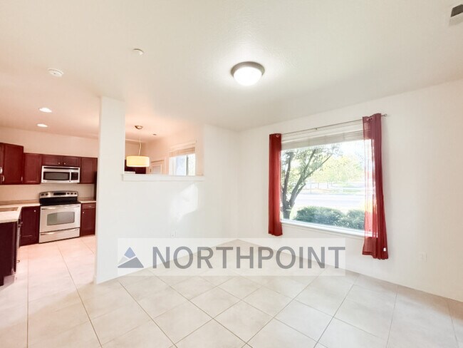 Building Photo - Summerlane Townhome - 2 Bed 1 Bath - HOA P...