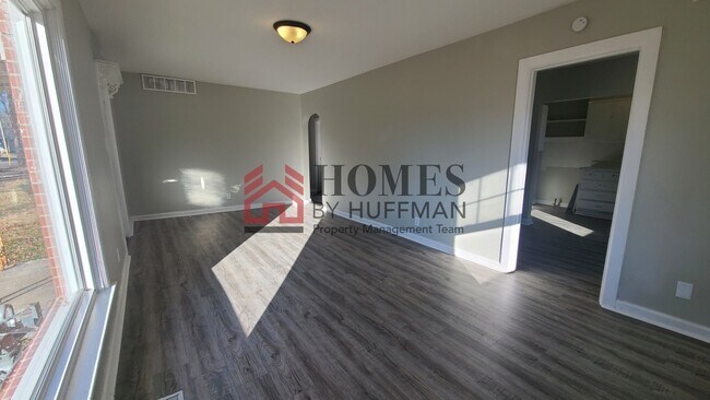 Building Photo - Two Bedroom House - Garage - Move In Ready