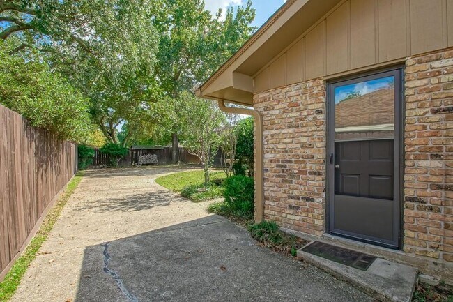 Building Photo - 131 Kingston Dr