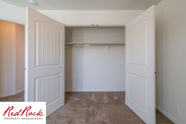 Building Photo - DOG-FRIENDLY 4 Bedroom Townhome with INTERNET INCLUDED!