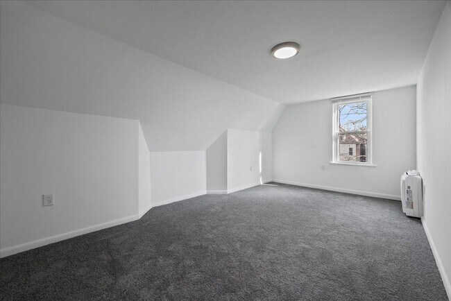 Building Photo - 612 N St Clair St