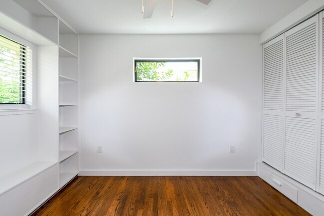 Building Photo - 1860 Lynnview Dr