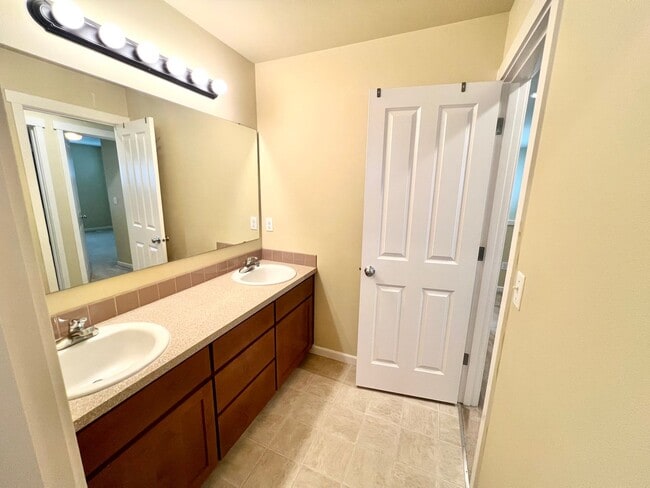 Building Photo - MOVE IN READY: 4bd 2.5ba 2,086 sq ft