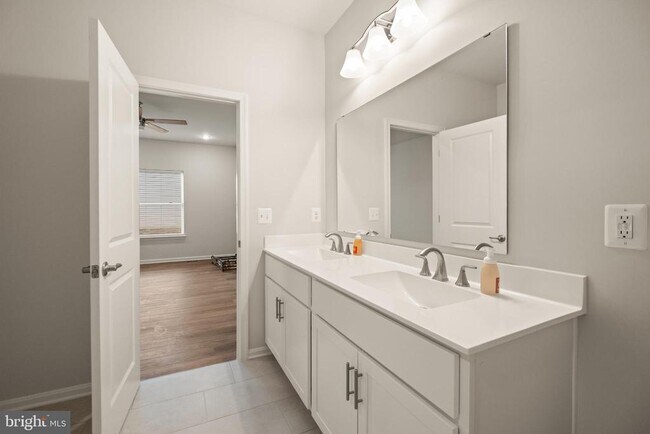 Building Photo - 148 Huntwell W Ave