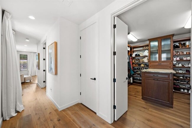 Building Photo - 1123 Abbeys Way