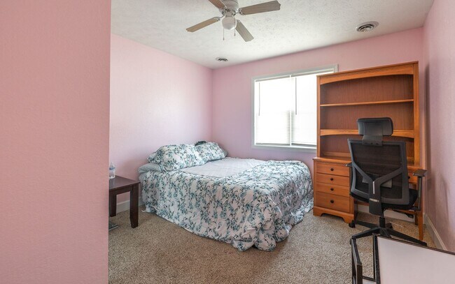 Building Photo - 4Bd/3.5Ba Home Available