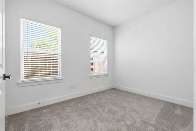 Building Photo - 8805 Parkway Dr