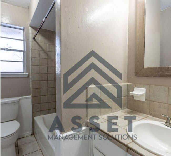 Building Photo - Spacious 5-Bedroom Home Near Tinker AFB and Local Parks