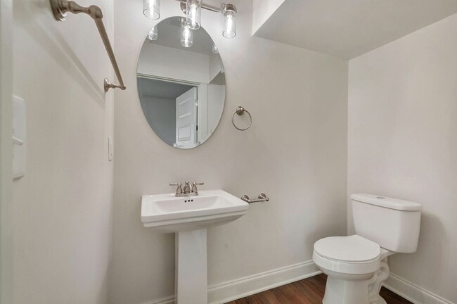 Building Photo - Modern Living in Downtown Nashville!