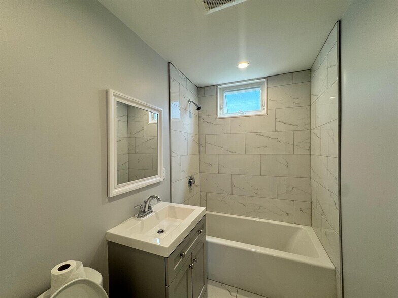 Building Photo - 136 Sharon St