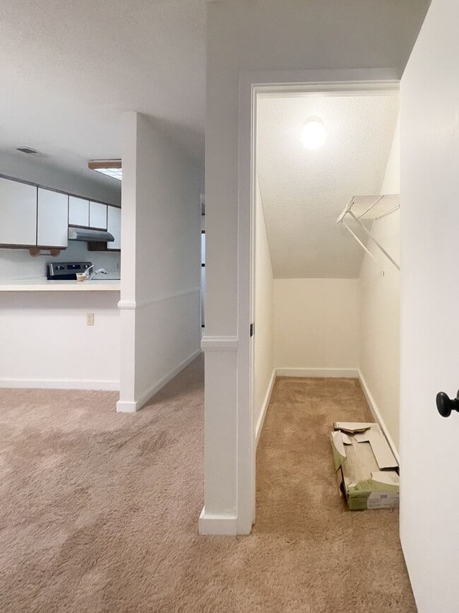 Building Photo - Cozy Two Bedroom Townhouse