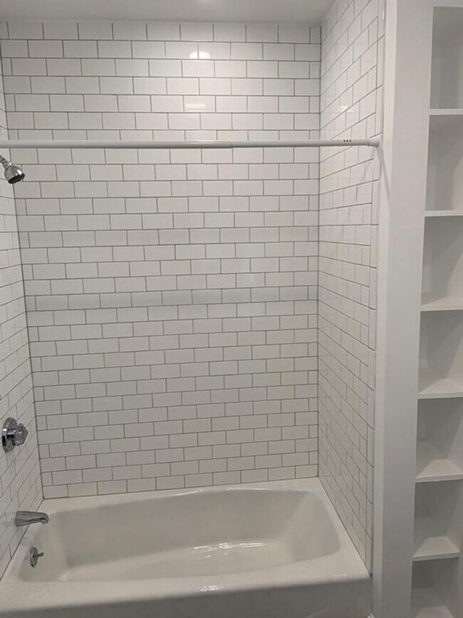 Building Photo - BU 1-bed split(2 Bedroom w/o LR) w/heat