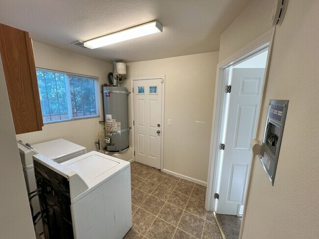 Building Photo - Beautiful 3 bedroom, 1 bathroom home locat...
