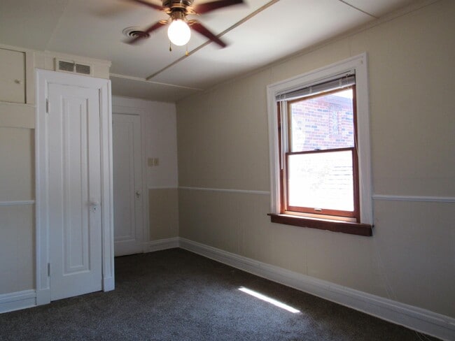 Building Photo - 321 W Elm St