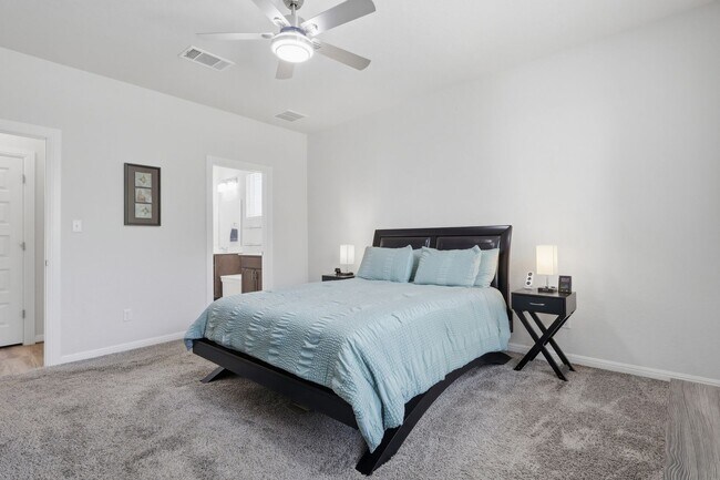 Building Photo - Modern 3BR Home with Main-Floor Primary!