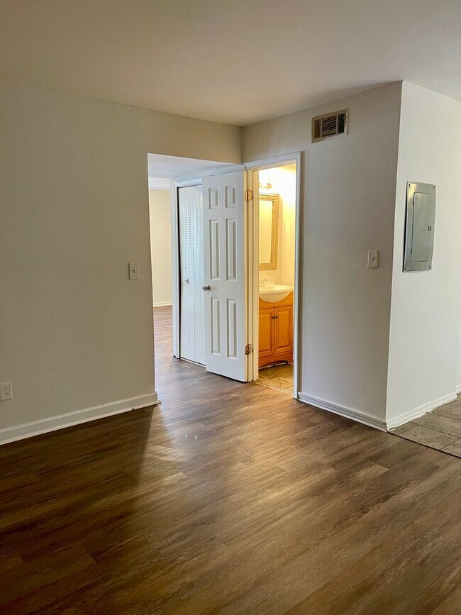 Building Photo - Spacious 3 bedroom condo
