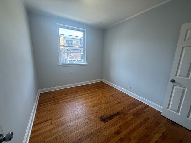 Building Photo - 7346 N Damen Ave